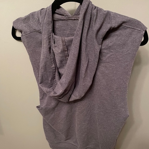 Woman’s medium graphic tank - Picture 2 of 5